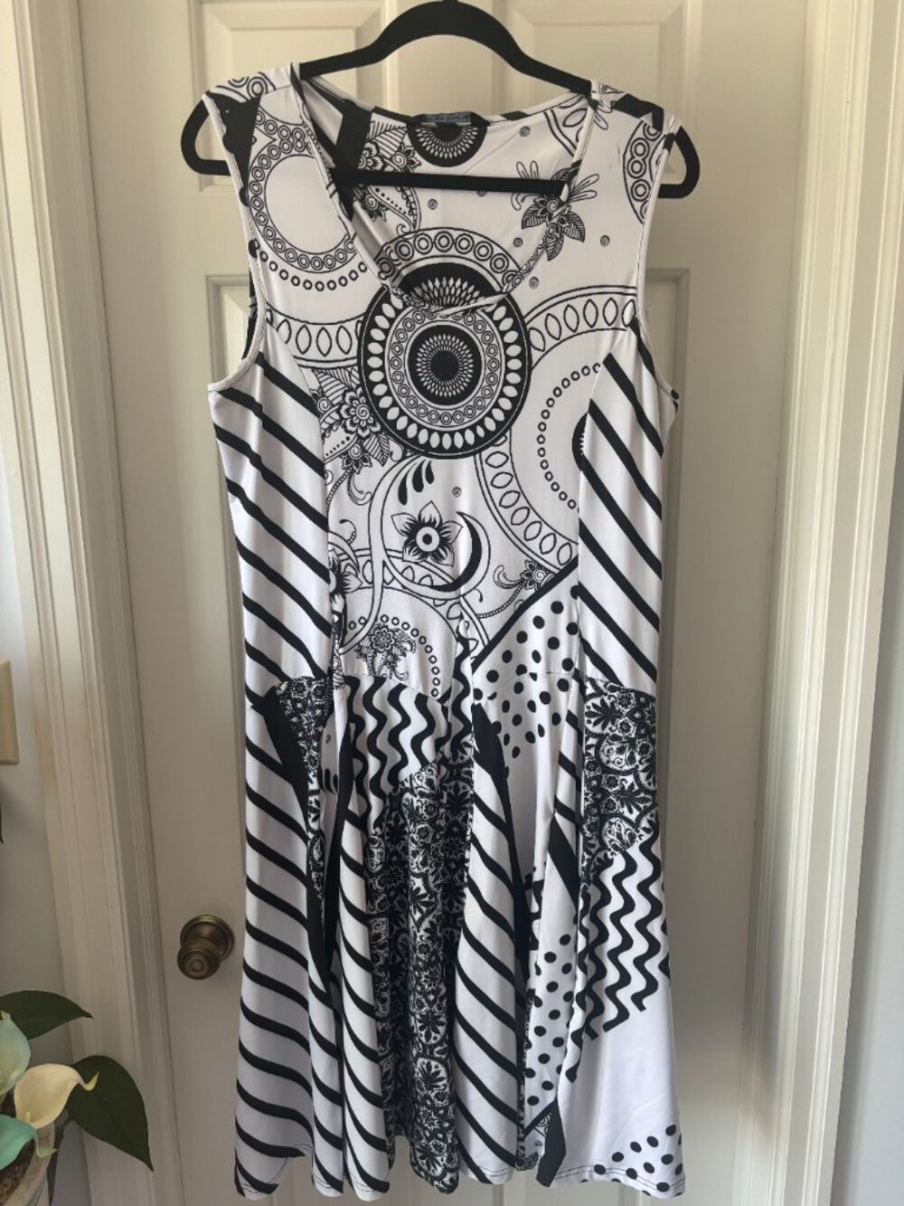Tango Mango comfortable 2-way dress, size large, black and white "mod" pattern.